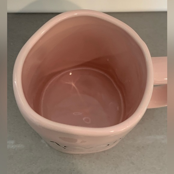 NWOT Rae Dunn ~ “MOM” Mug in Light Pink - Picture 4 of 5